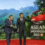Le Premier ministre chinois Li Qiang (à gauche), ici avec le président indonésien Joko Widodo, a appelé à "empêcher une nouvelle Guerre froide".